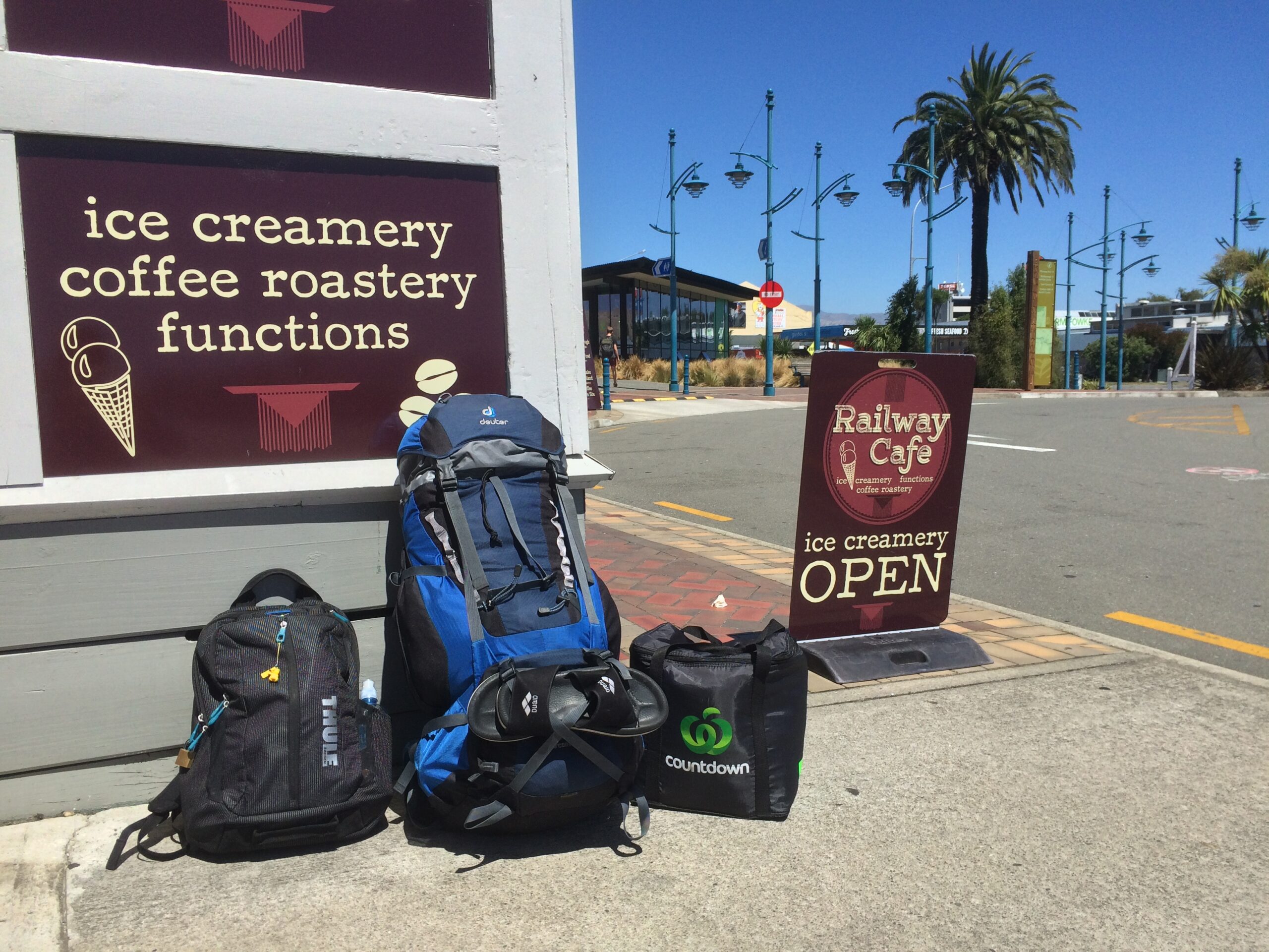 3 Rucksäcke: Wohnzimmer, Schlafzimmer und Bad, Küche. Rucksacktourist Level Legende.