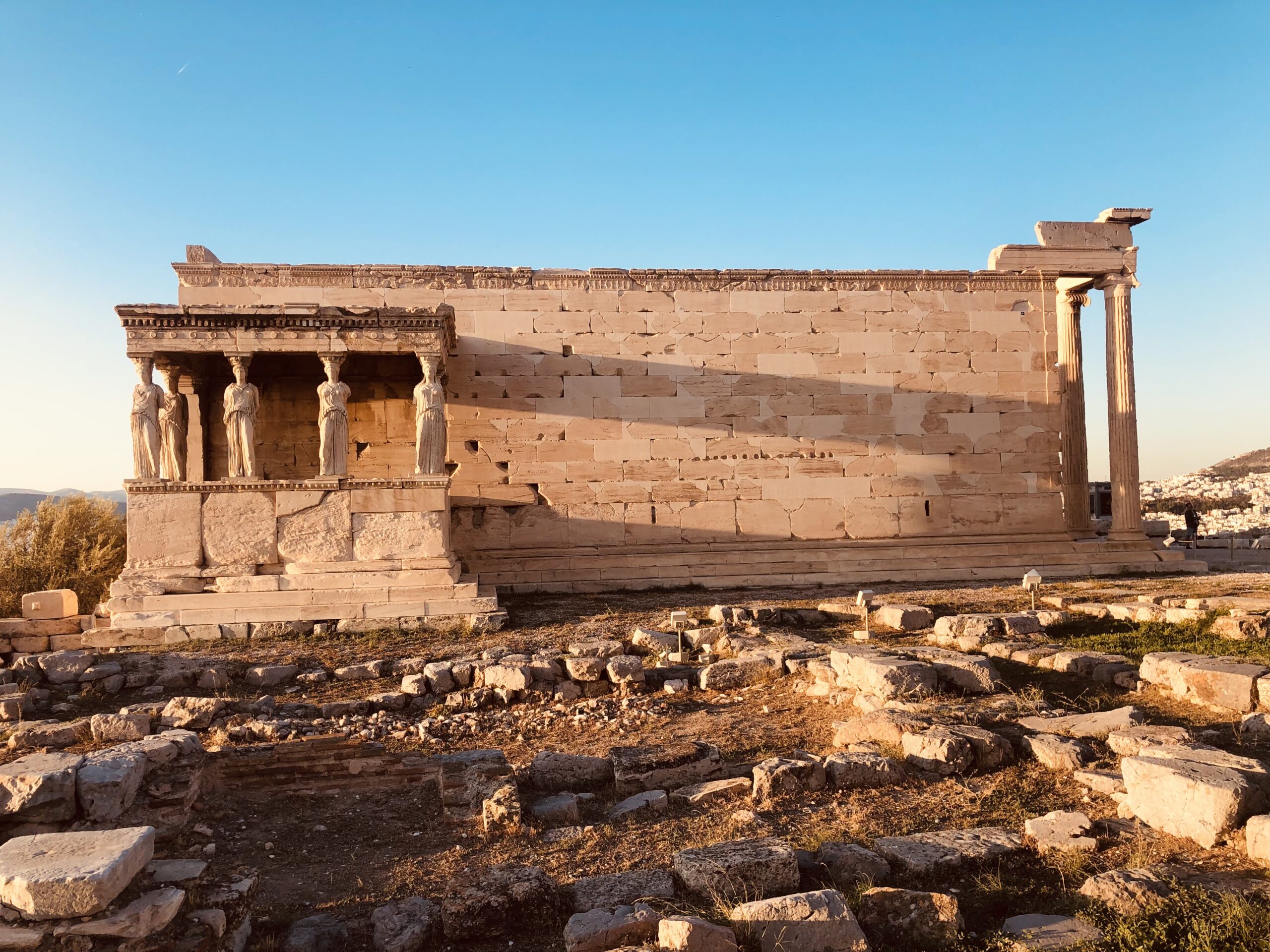 Das Erechtheion in Athen. Symbolbild für die Macht von Alter und deren Irrelevanz im Kontext der Zeit.