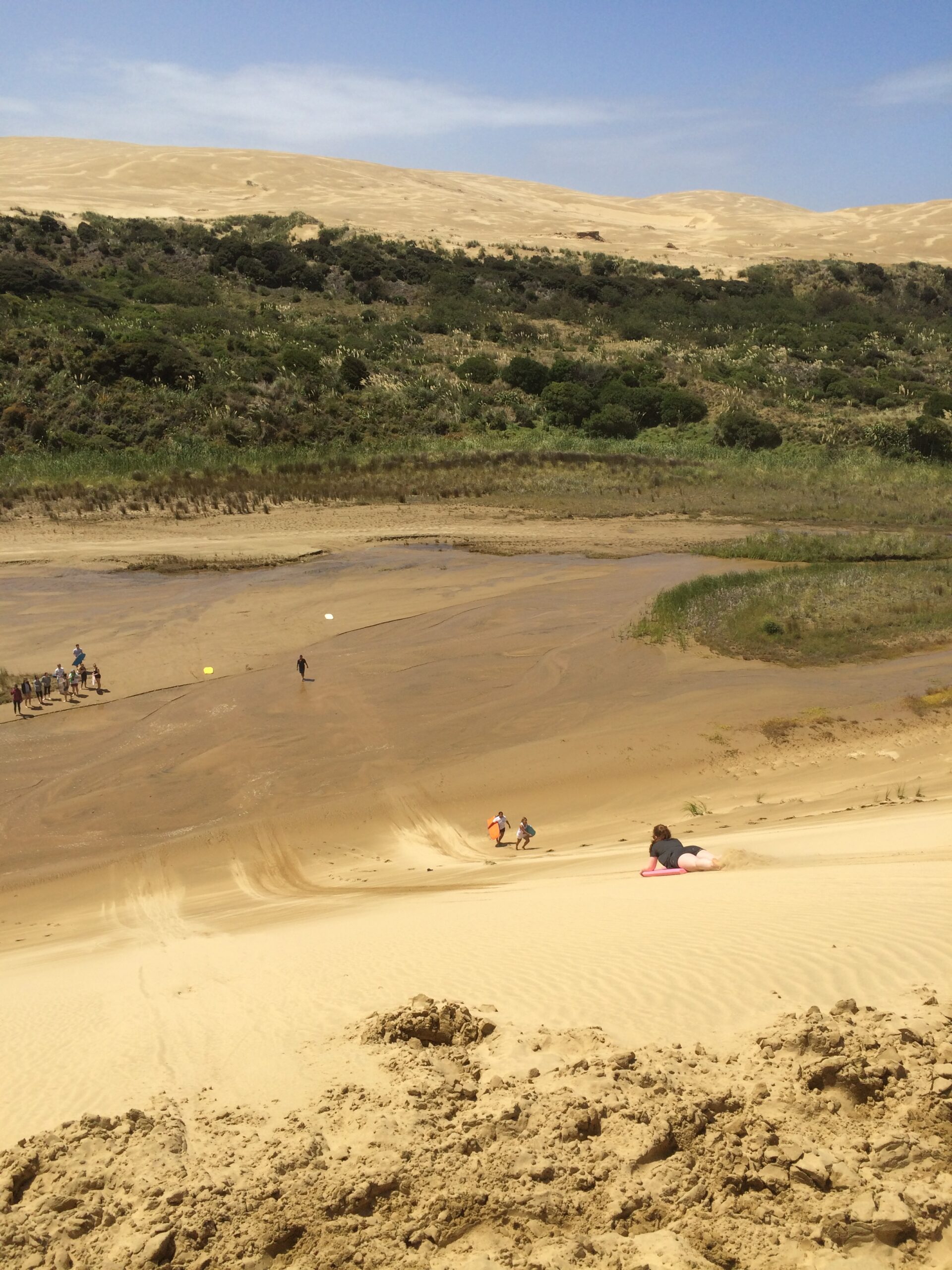 Sandboarding in den Te Paki Sanddünen, Neuseeland. Das Alter ist, was du draus machst.