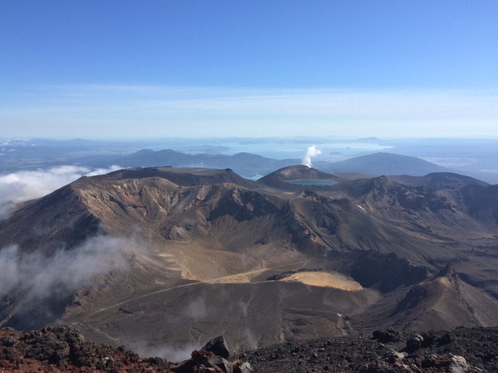 Vulkanische Landschaft mit Kratern, Seen und Dampfquellen. Ein Land wie Mordor, jedoch dankbar für Körper und Geist.